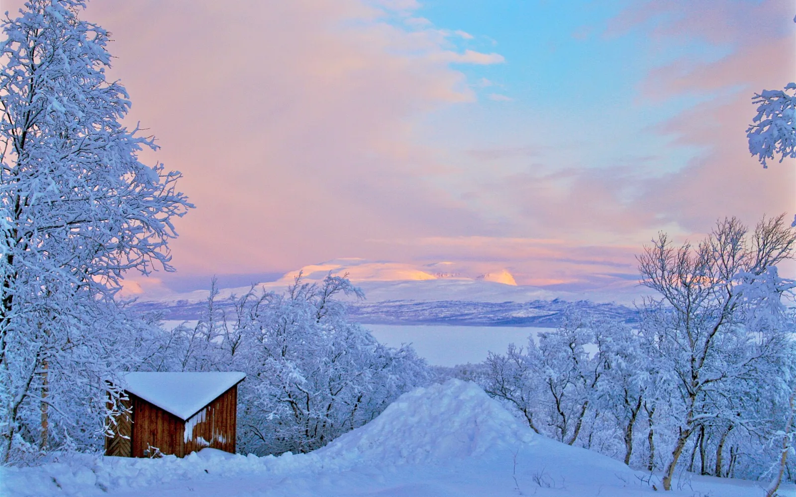 Torneträsk from Abisko winter