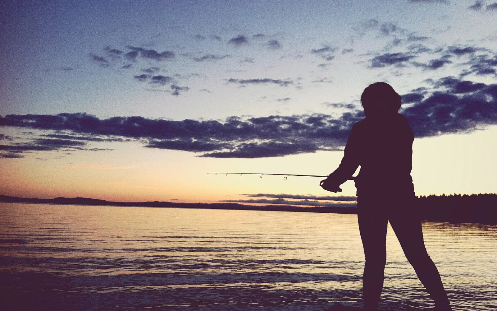 Fishing in Sweden sunset (Unsplash)