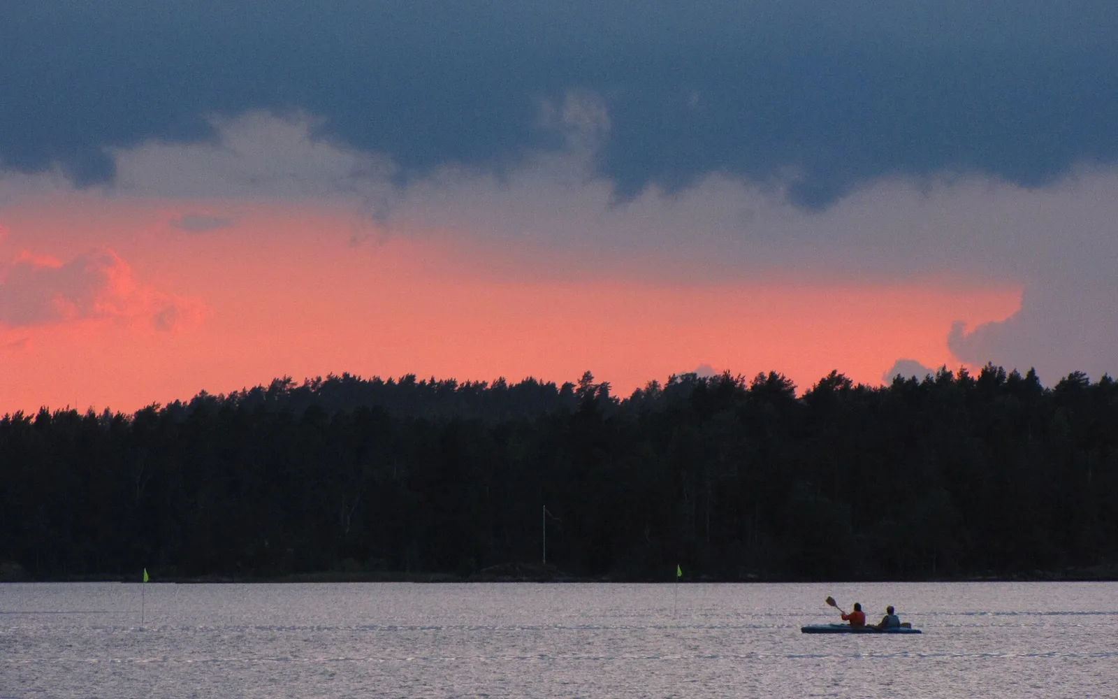 Canoeing-on-Lake-Saimaa-at-sunset