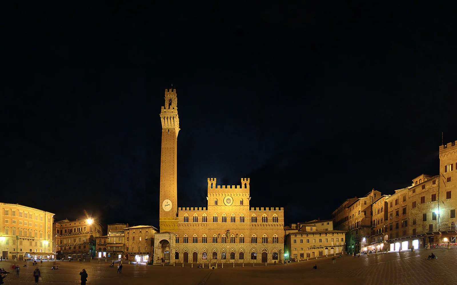 Piazza del Campo and the historic centre of Siena