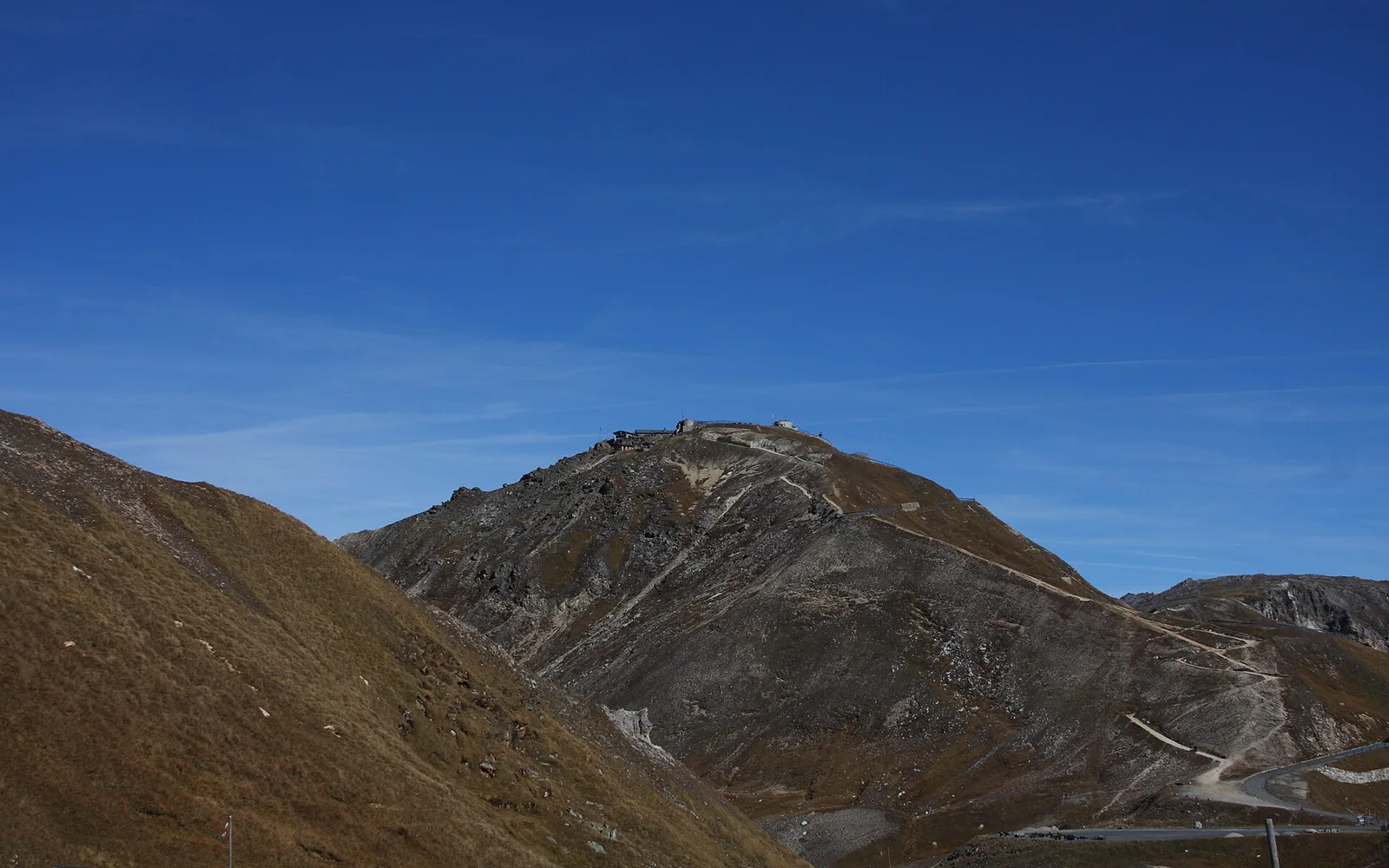 Road and viewpoint at Edelweissspitze