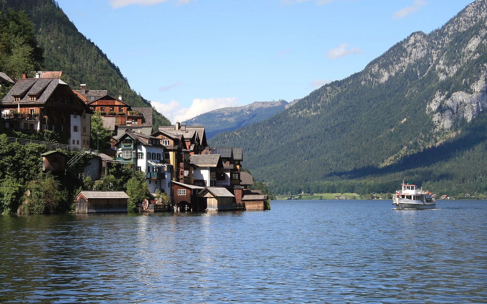 Lake Hallstatt and the surrounding mountains