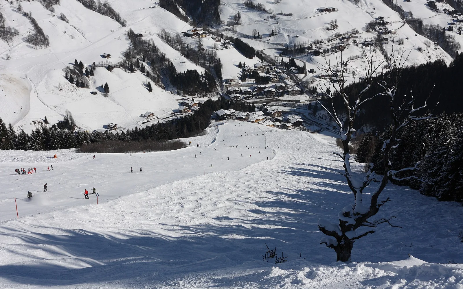 Saalbach village centre and surrounding mountains