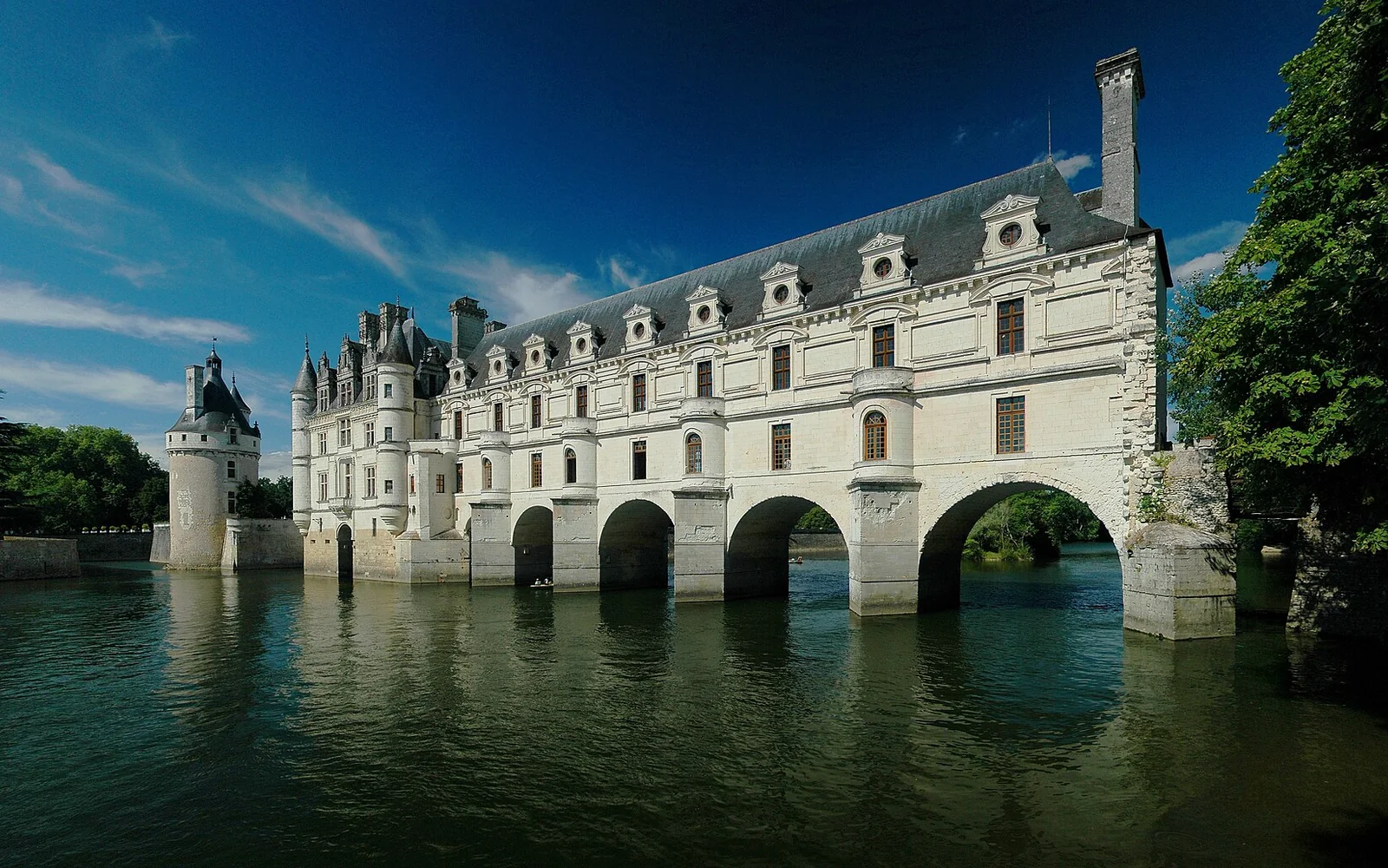 Château de Chenonceau spanning the River Cher