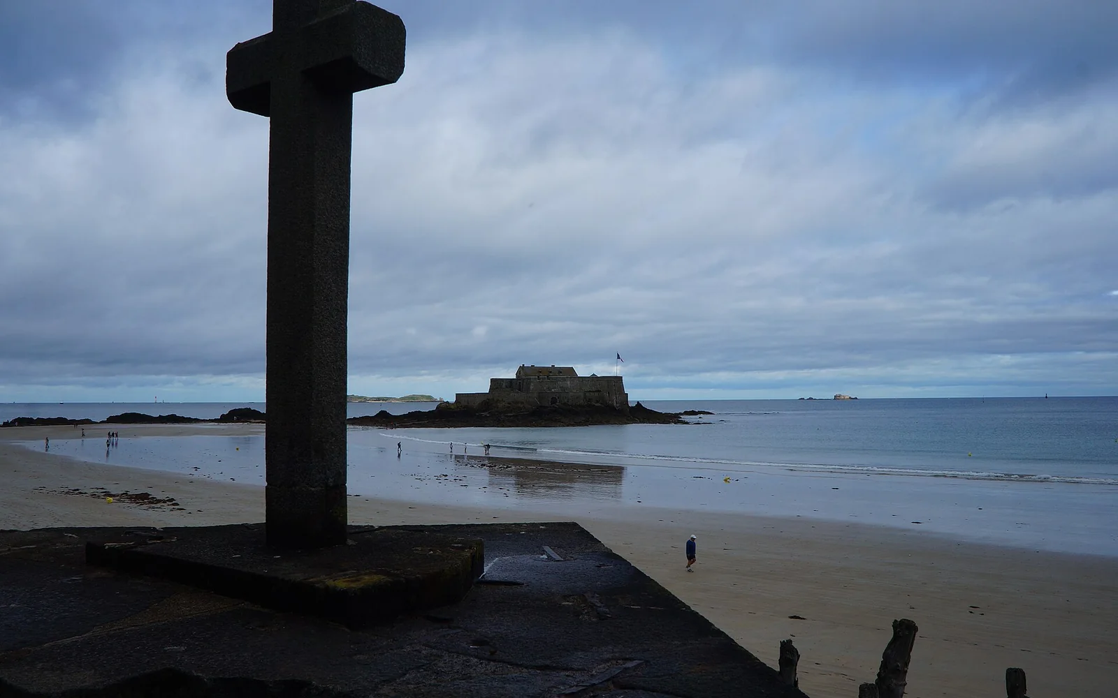 The beach and tidal shore outside Saint-Malo
