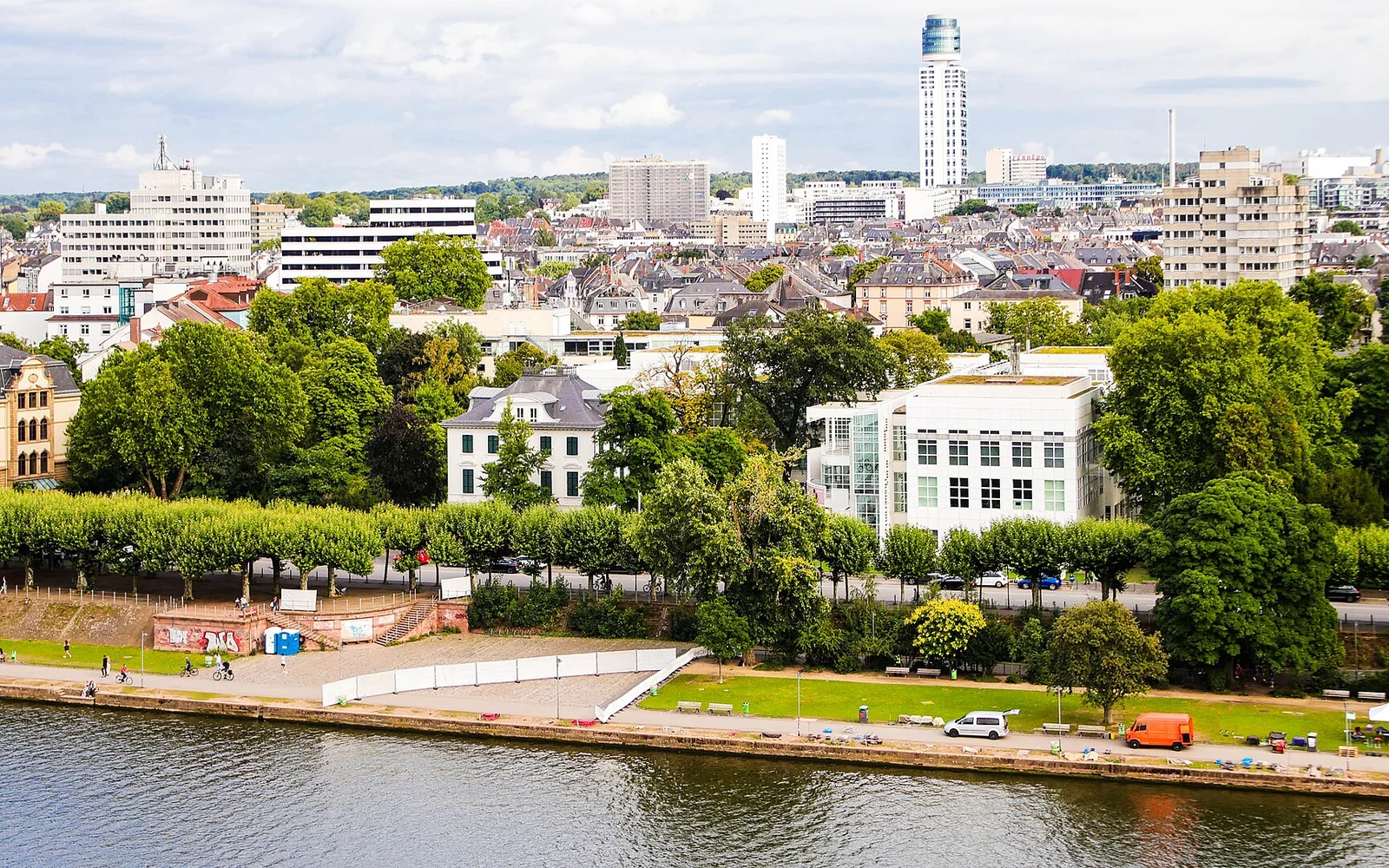 Museums and river paths along Frankfurt's Museumsufer