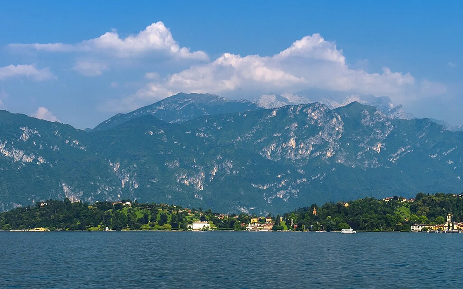 Bellagio beside Lake Como and the surrounding mountains