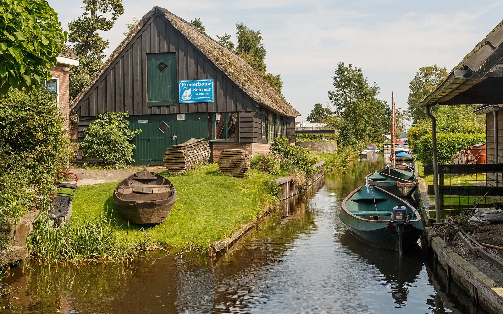 Canals, footbridges and thatched houses in Giethoorn