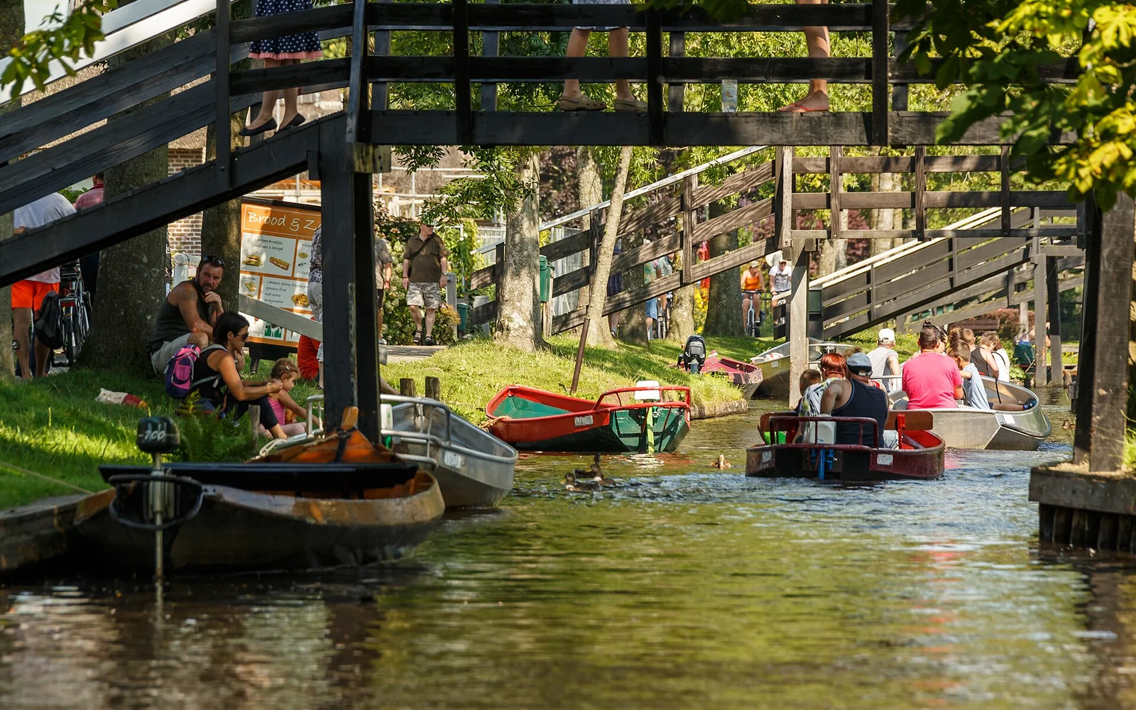 Small boats moving through a Giethoorn canal