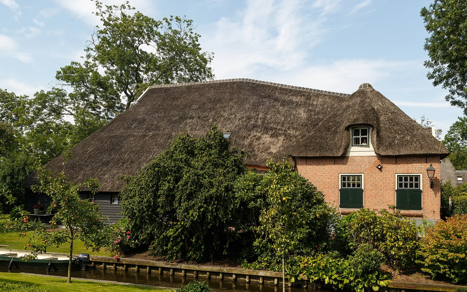 A footbridge between thatched houses in Giethoorn