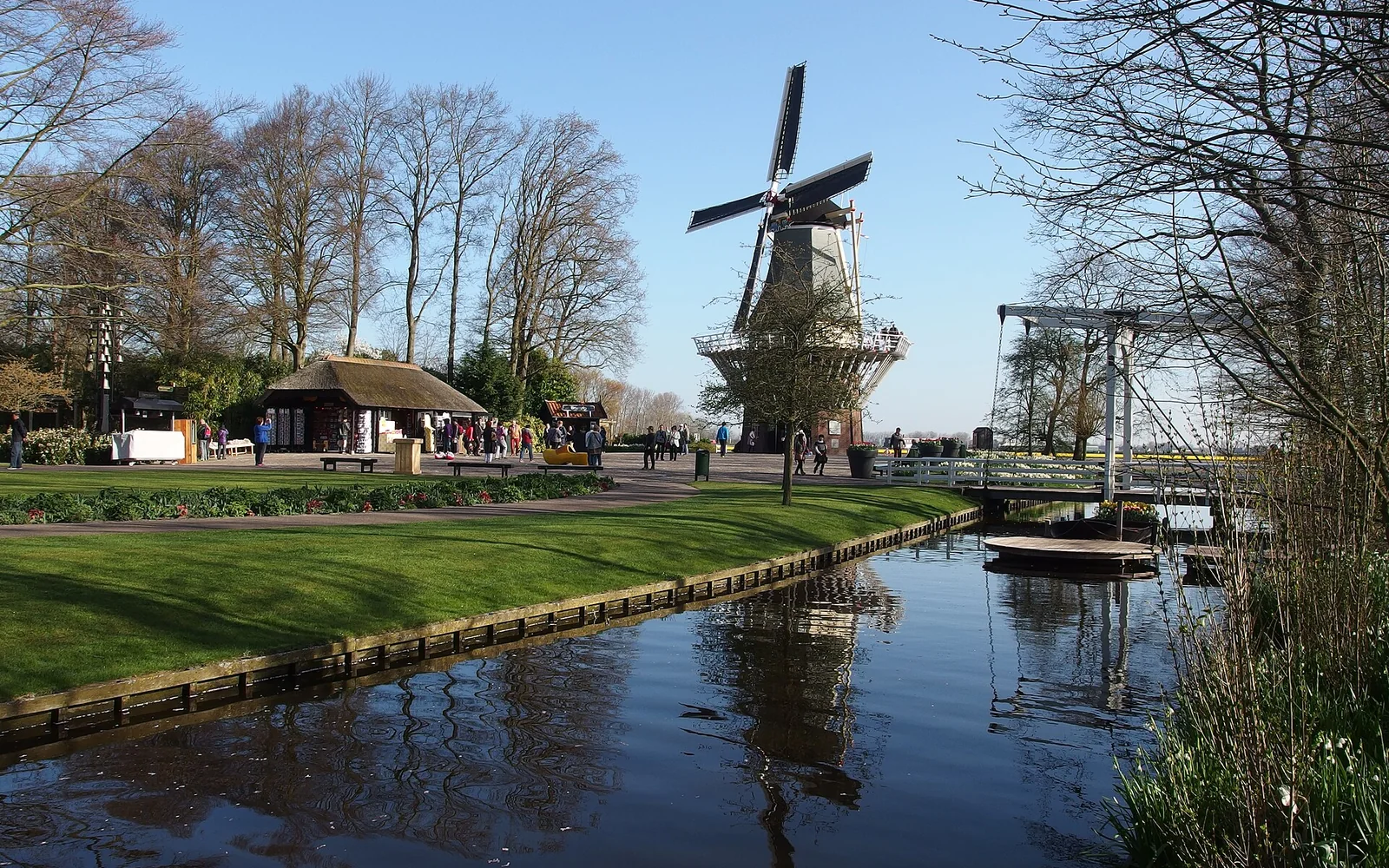 The windmill beside the water at Keukenhof