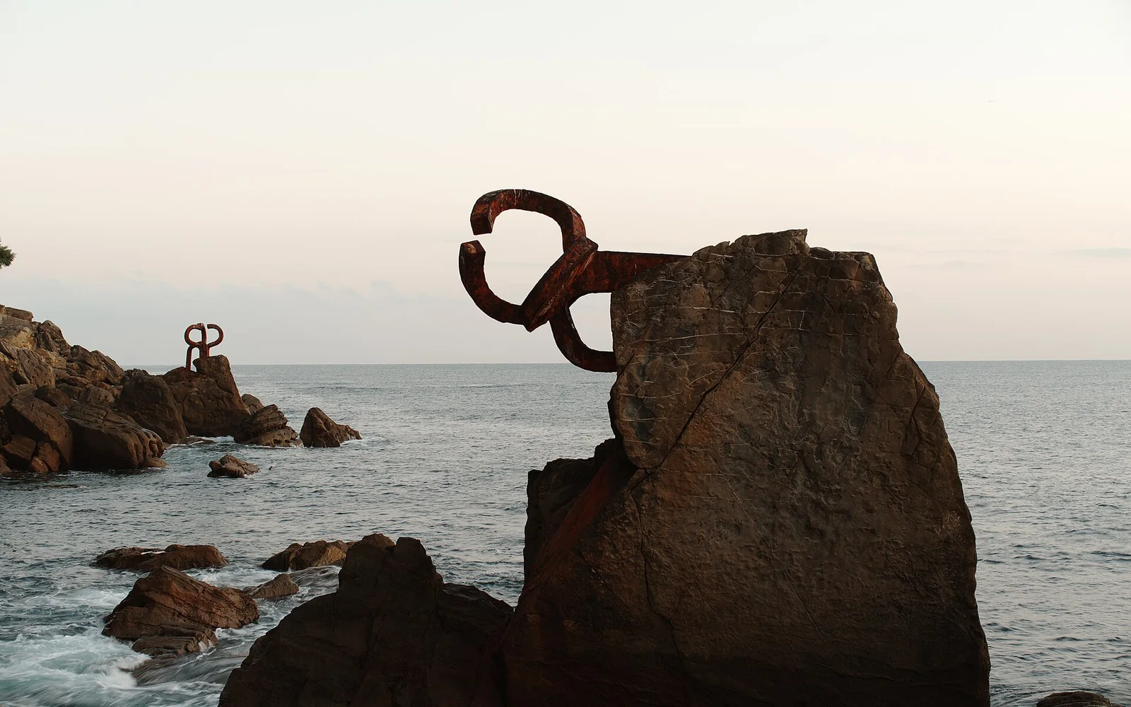 Peine del Viento sculptures beside the sea