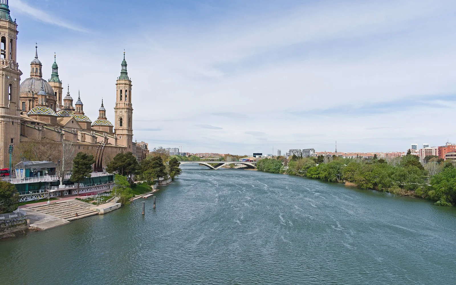 Basilica del Pilar beside the Ebro in Zaragoza