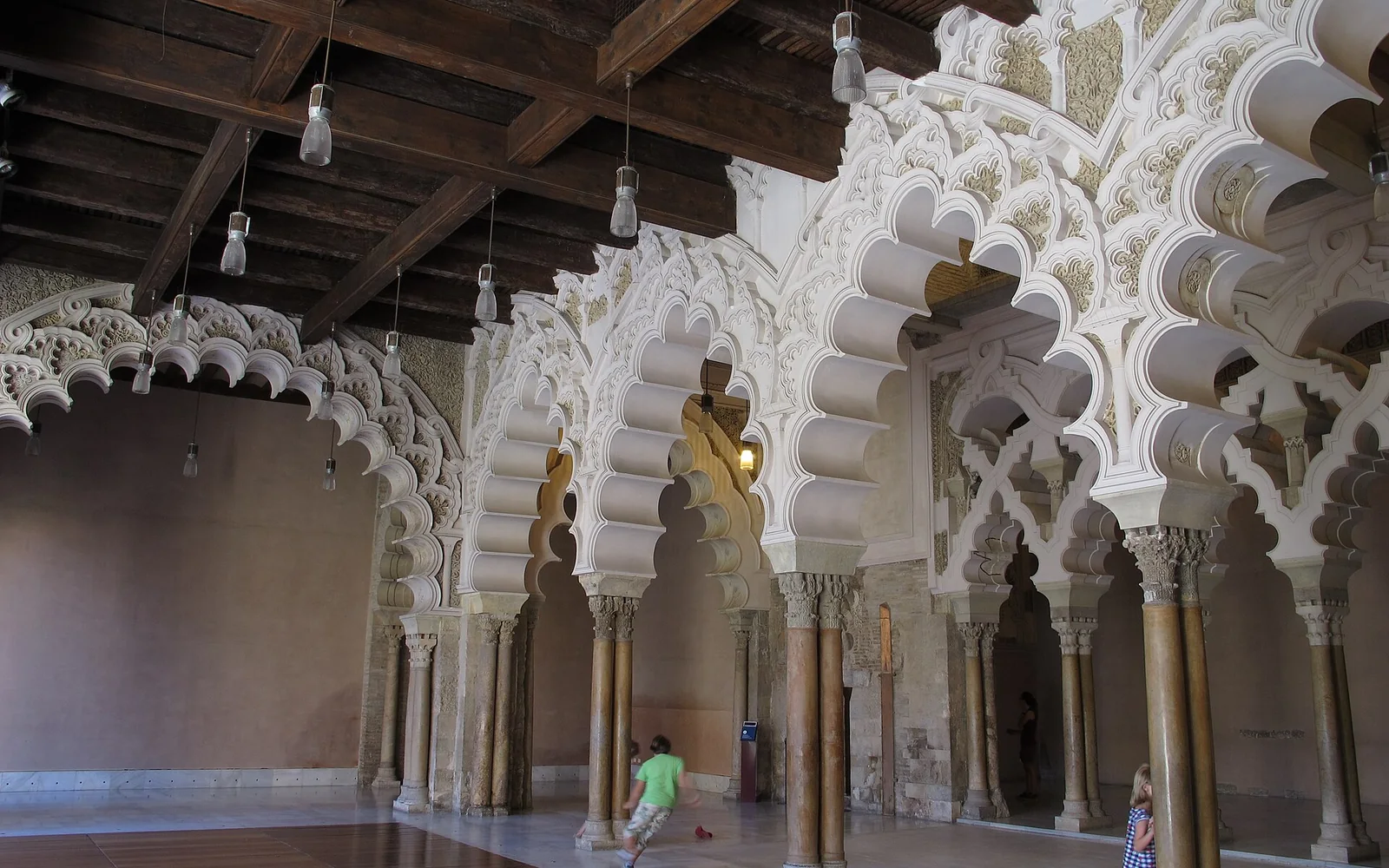Courtyard and arches in the Aljafería Palace