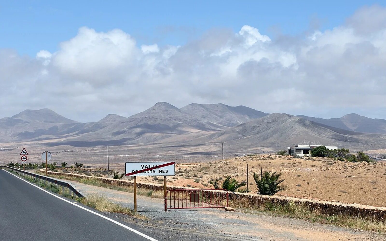 Dry hills and open landscape in the interior of Fuerteventura